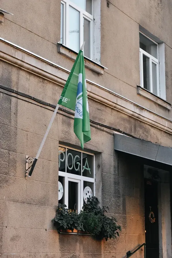 Zaļais karogs plīvo pie Pogas durvīm Brīvības gatvē