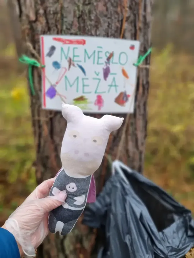 Meža sakopšanas talka — pašu zīmētā zīme „Nemēslo mežā!
