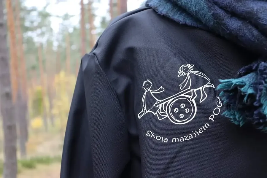 Pogas zīmējums uz jakas muguras
