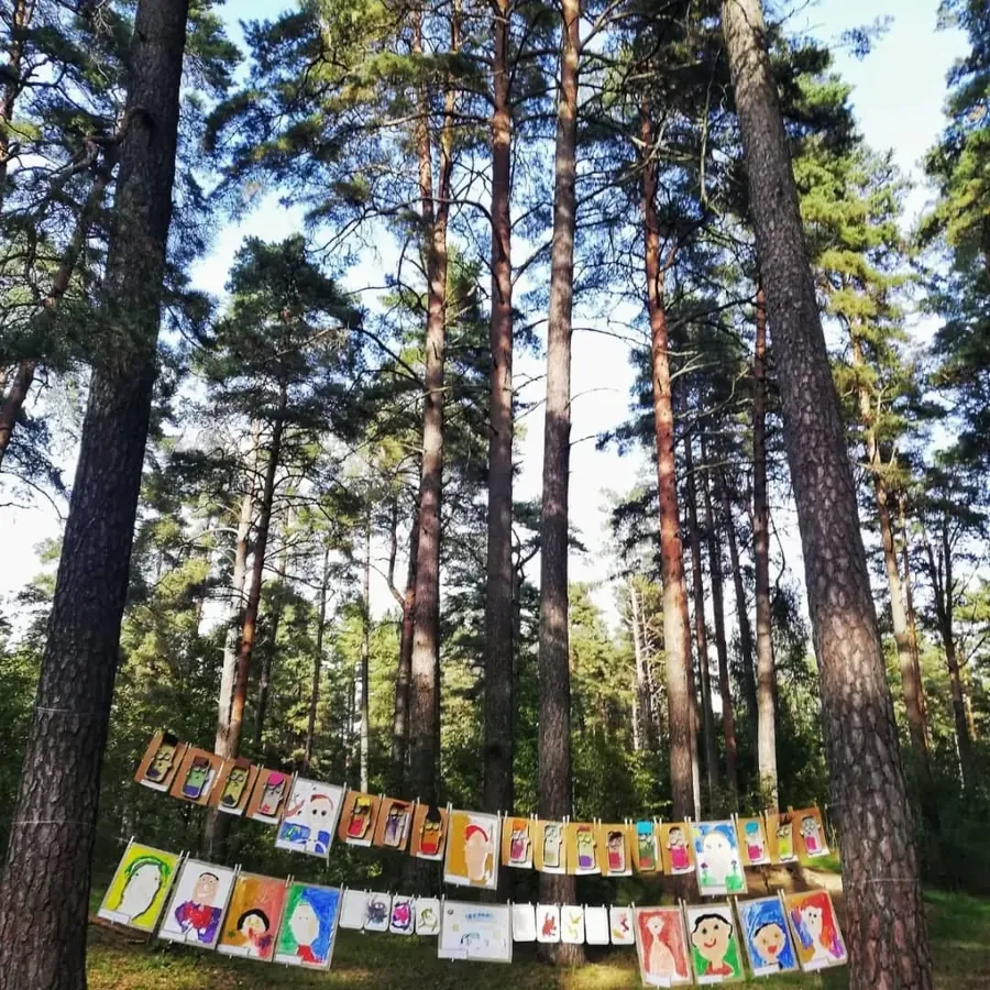 Bērnu zīmējumu izstāde starp meža kokiem