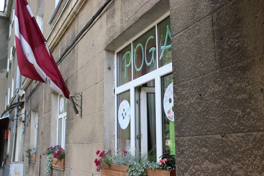 Pogas logi Brīvības gatvē ar Latvijas karogu